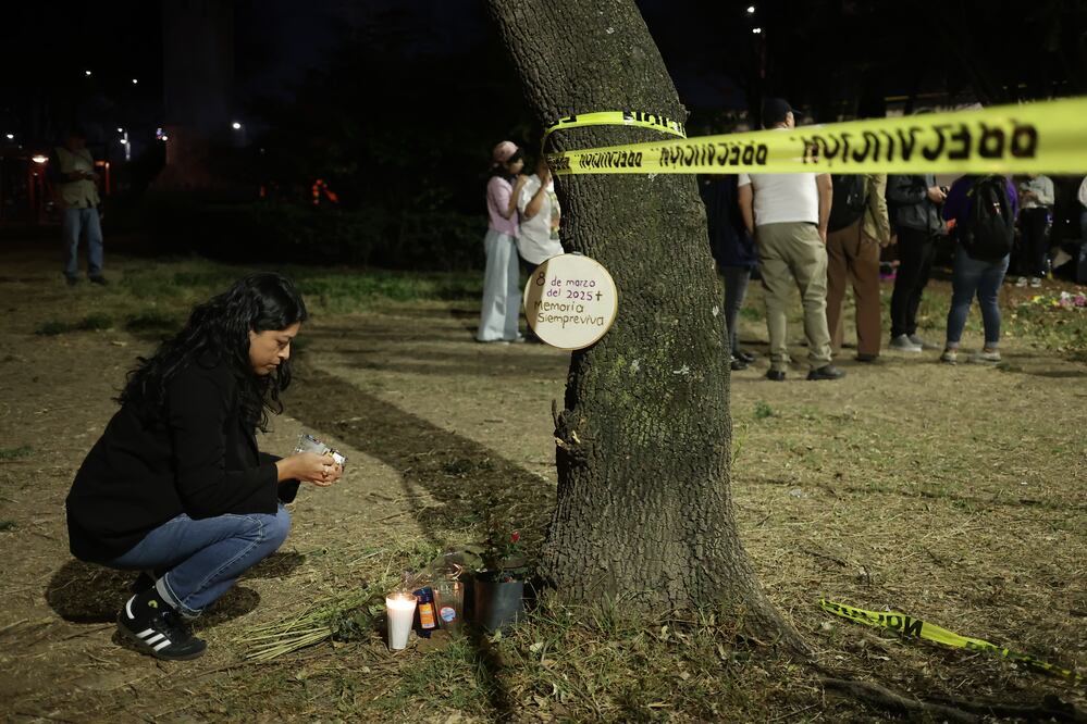 Integrantes del Colectivo feminista "Siempre vivas", colocaron un altar en Tlatelolco en memoria de Gilda Guadalupe, cuyo cuerpo fue encontrado dentro de un bote abandonado en esa Unidad Habitacional el pasado 8 de marzo, el Día Internacional de la Mujer. (Foto: Fernanda Rojas/ EL UNIVERSAL)