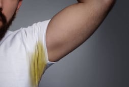 Así puedes quitar las manchas de sudor de tu ropa