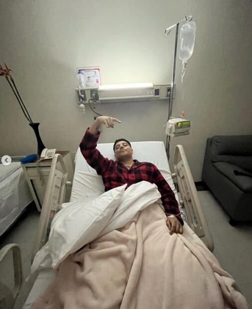 Eduin Caz, de Grupo Firme, se somete a última cirugía y aparece tras salir del quirófano