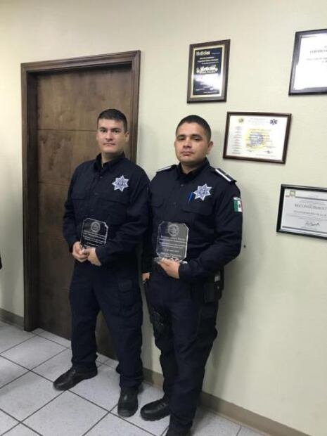 Policías salvan de morir ahogada a familia hondureña en Sonora