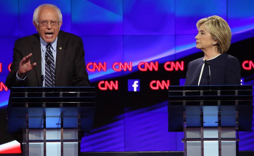 Bernie Sanders y Hillary Clinton, durante el debate de esta noche. Fotografía de EFE