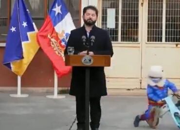 Niño se roba conferencia de prensa de Gabriel Boric en Chile, a bordo de un triciclo