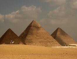 Egipto detiene a tres turistas acusados de tomarse fotos desnudos en las pirámides