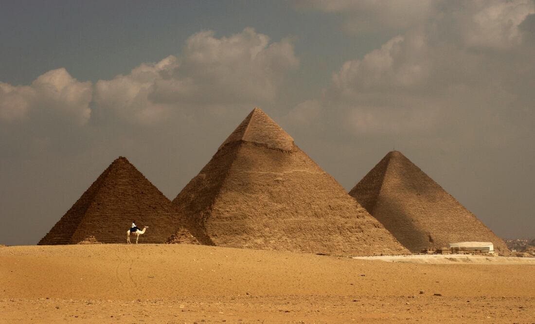 Pirámides de Giza, a las afueras de El Cairo, Egipto.
Foto: EFE / Mike Nelson, archivo