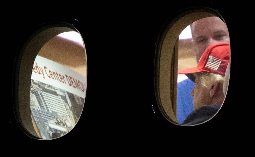 El presidente de Estados Unidos, Donald Trump, aparece a bordo del Air Force One revisando una impresión de gran tamaño relacionada con el Kennedy Center. Foto: AFP