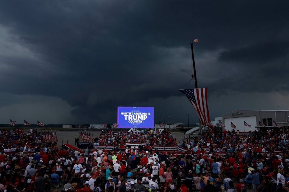 Una tormenta se avecinaba mientras los asistentes esperaban el inicio de un mitin del expresidente estadounidense Donald Trump, en Carolina del Norte. Al final, el evento fue pospuesto. Foto: AFP