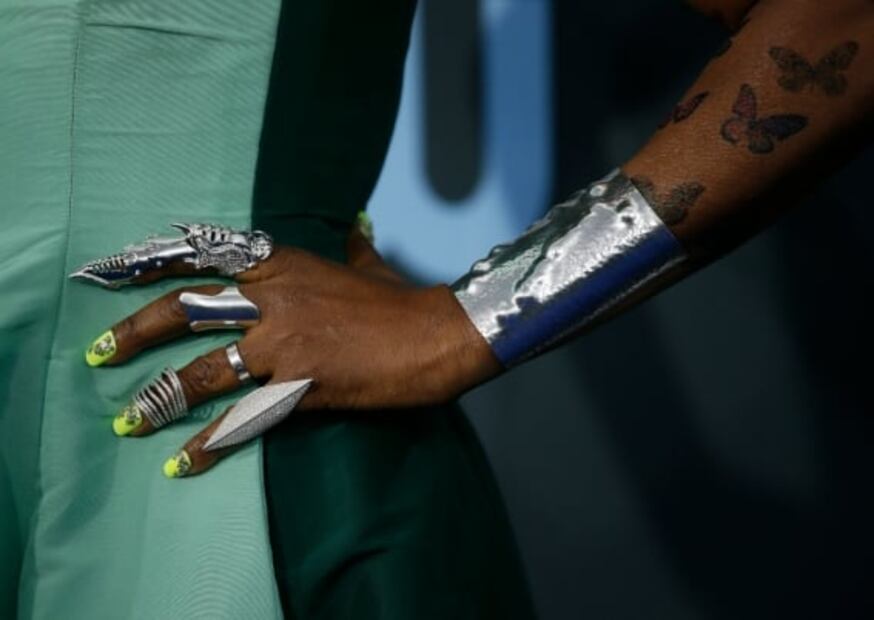 Salma Hayek lo hizo primero: Billy Porter impacta con look y tatuajes en los Critic's Choice Awards 2020