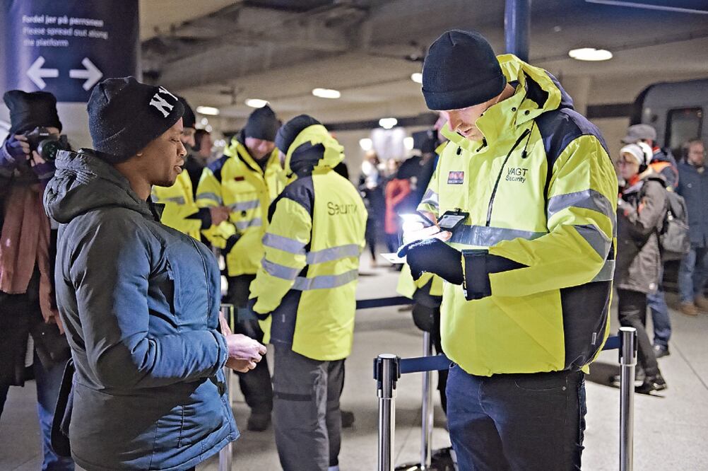 Autoridades revisan los papeles de identificación de un pasajero en el Aeropuerto de Copenhague-Kastrup (KHAN TARIQ MIKKEL. AP)