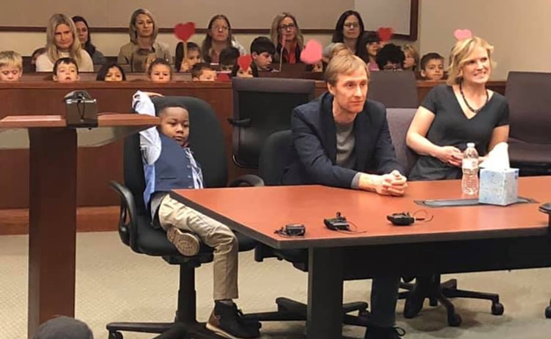 Audiencia de adopción de Michael (Foto: Facebook) 