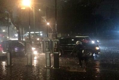 Llueve en el centro de la CDMX; encharcamientos en Periférico