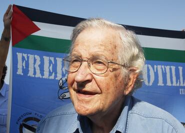 Noam Chomsky sigue vivo: confirma su esposa
