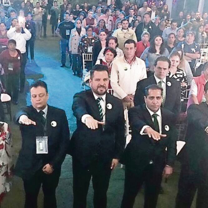 David Sánchez (tercero de izquierda a derecha) rindió protesta como encargado de Honor y Justicia del Grupo Kairos A.C. ESPECIAL