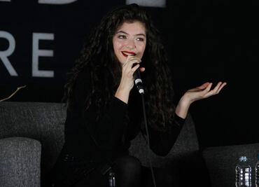 Fan de Lorde cuelga su disco en el Louvre
