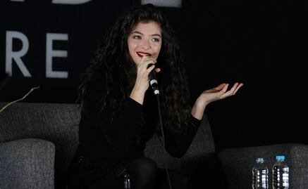 Fan de Lorde cuelga su disco en el Louvre