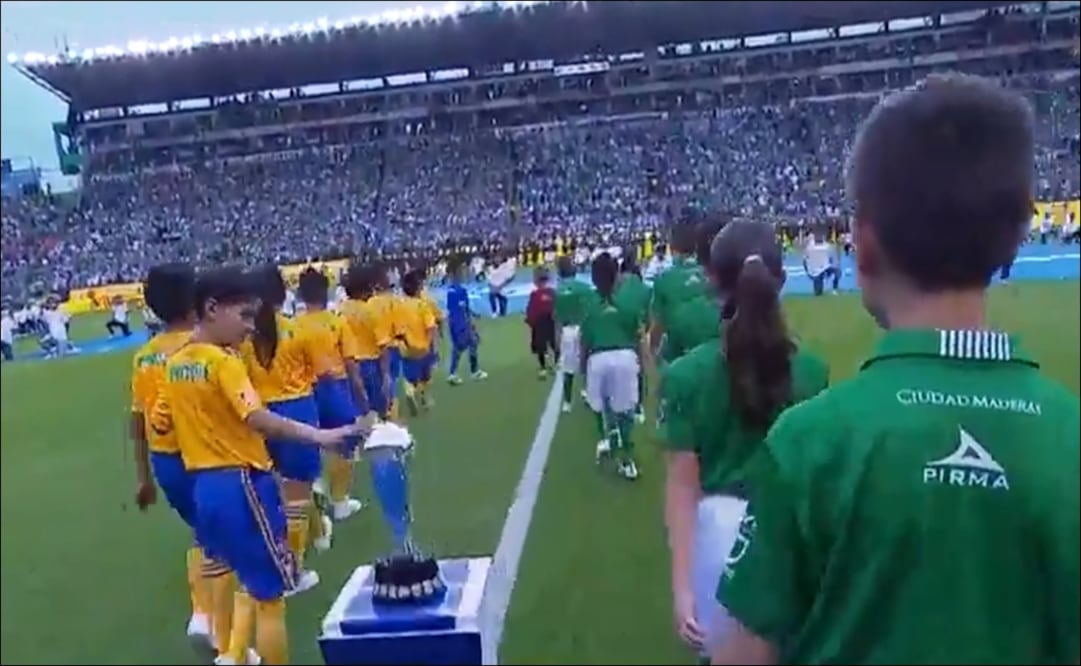 La ‘regla’ sostiene que el jugador que toca el trofeo, al final, su equipo pierde el campeonato. Foto: Especial