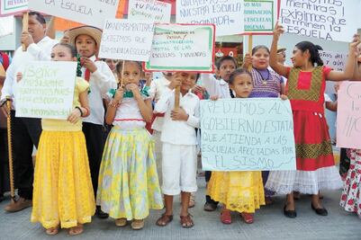 Niños de Juchitán exigen concluir obras en escuelas