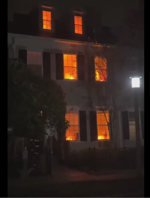 Una casa en Glens Falls, Nueva York, fue decorada para Halloween de un modo que, a juicio de los bomberos, era "demasiado realista". FOTO: CAPTURA