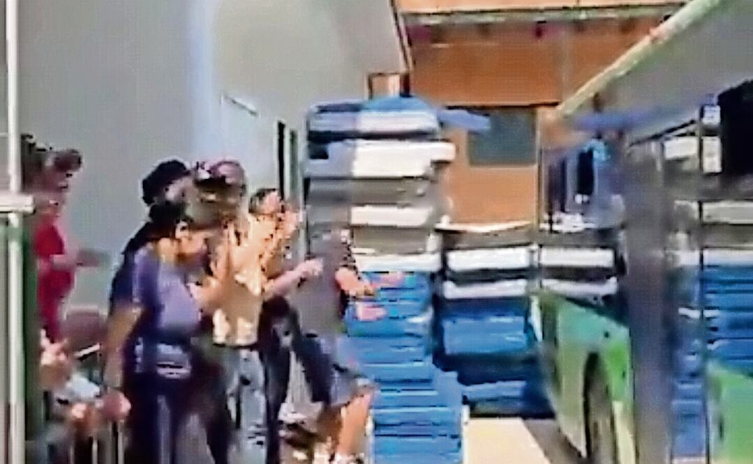 Camiones trasladaron a los migrantes al aeropuerto. Foto: Especial