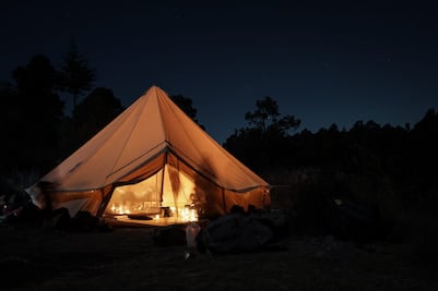 Lunada en el bosque para conectar con la naturaleza y calmar tu mente