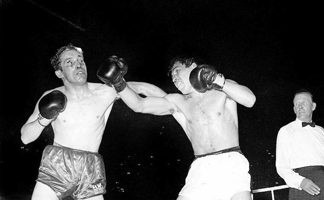 Enfrentamiento entre Vicente Saldívar vs. Howard Winstone en el Estadio Azteca, 14 de octubre de 1967. EL UNIVERSAL afirmó que la pelea “sería el tercer fracaso [de Howard Winstone], pues si nada pudo hacer frente a Saldívar en su propio terruño, menos lo hará ahora [en el Coloso de Santa Úrsula]”. Foto: WBC Boxing/ESPECIAL.