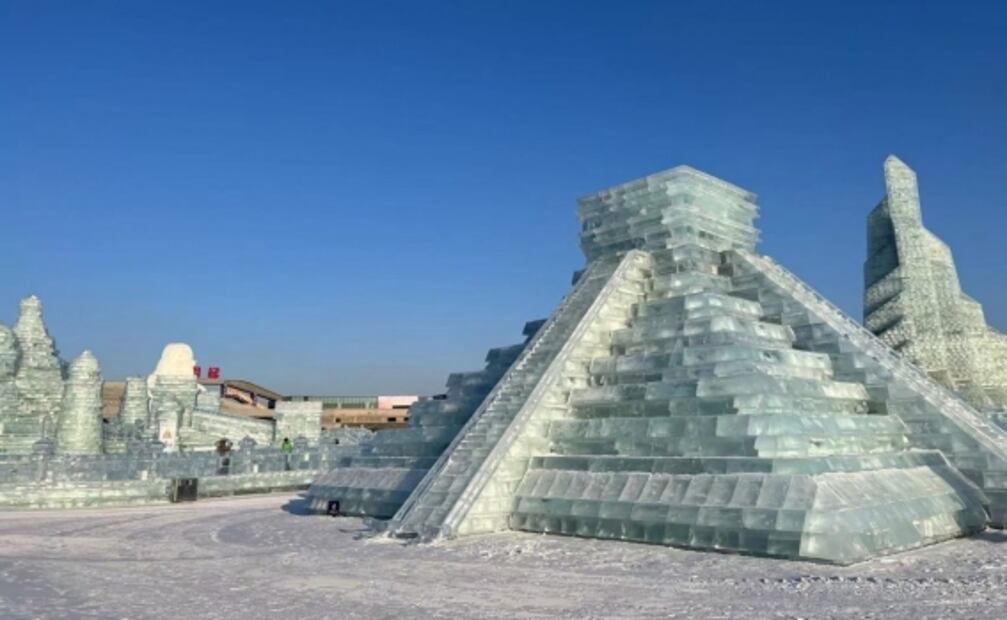 Convierten a la Pirámide de Kukulkán en hielo