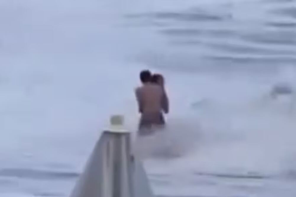 En el balneario ruso de Sochi una chica fue arrastrada al mar mientras paseaba con su pareja. FOTO: CAPTURA