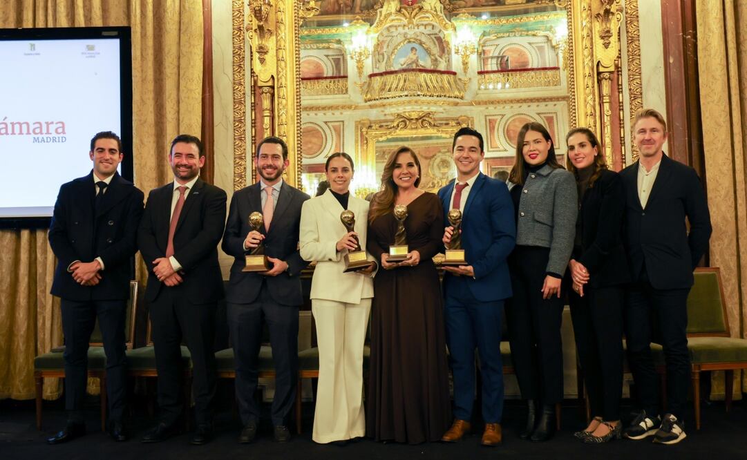 Recibe la Presidenta Municipal y la Gobernadora las cuatro preseas obtenidas por el polo vacacional durante 2024 por su excelencia en servicios y paisajes. (21/01/2025) Foto: Especial