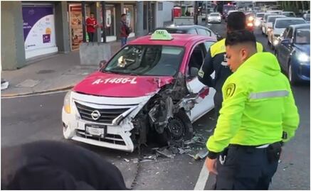 Taxista se impacta contra tráiler sobre calzada de Tlalpan; no se reportan heridos
