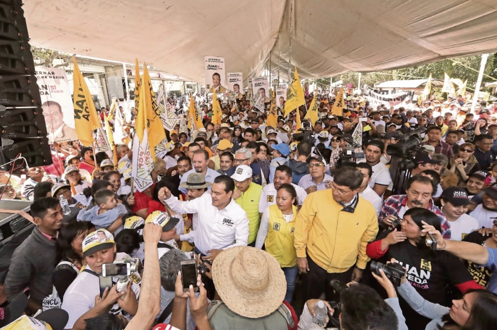 El candidato del sol azteca Juan Zepeda se reunió con simpatizantes en la Plaza de la Constitución de Texcoco (ALEJANDRO ACOSTA. EL UNIVERSAL)