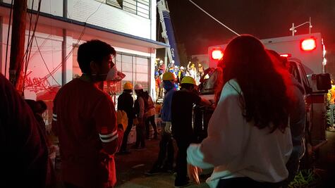 Crónica. Un ejército de “millennials” saca escombro de la fábrica textil