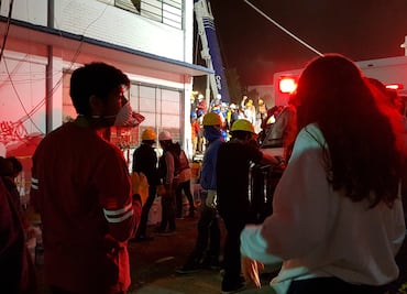 Crónica. Un ejército de “millennials” saca escombro de la fábrica textil