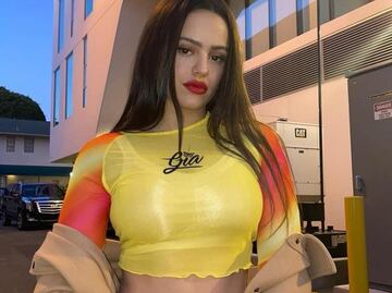 Rosalía impacta en Instagram con sensual traje de baño rojo