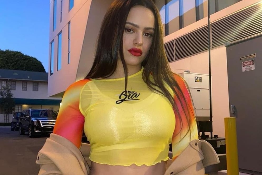 La cantante española se robó hasta los suspiros de sus fans con su bañador rojo / Foto: Instagram @rosalia.vt