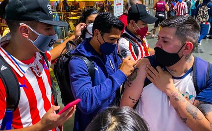 Aficionados olvidan crisis de Chivas a cambio de autógrafos y fotografías