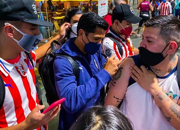 Aficionados olvidan crisis de Chivas a cambio de autógrafos y fotografías