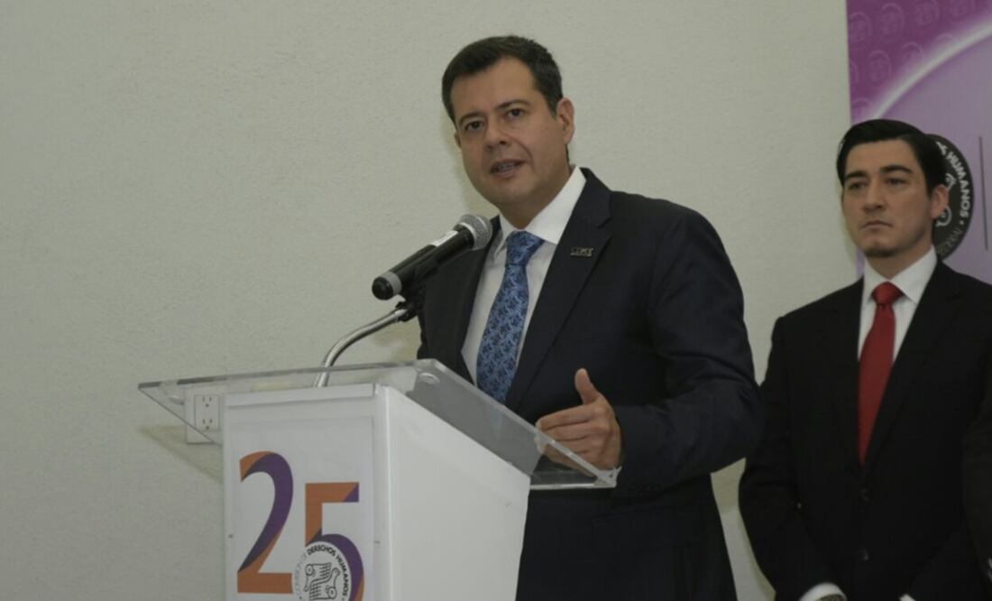 El secretario de Gobierno, José Ramón Amieva, durante el anuncio de las medidas de transparencia en el uso de donativos para la Reconstruccion de la ciudad (Foto: Twitter @amievajoserra)