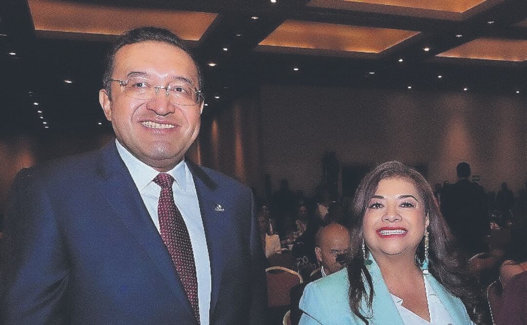 Armando Zúñiga Salinas, presidente de la Coparmex CDMX, y la candidata Clara Brugada durante el
evento Diálogos Ciudadanos, que organizó el organismo empresarial. Foto Especial