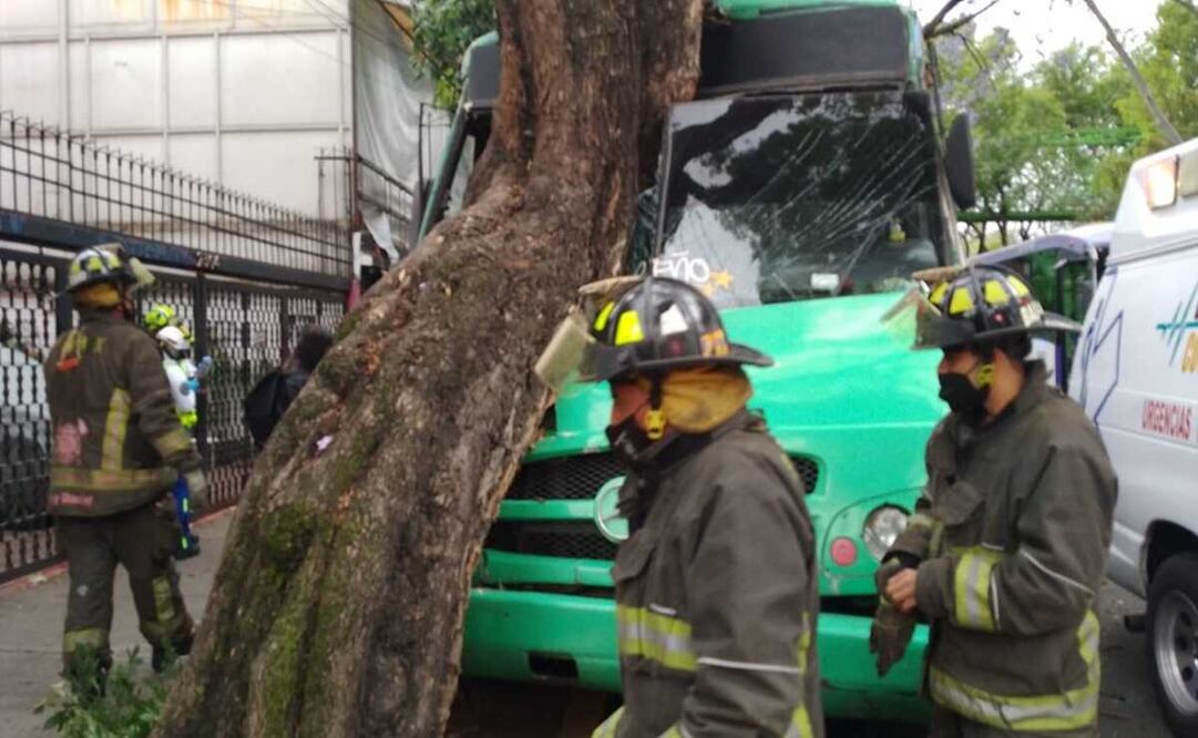 El camión terminó con el parabrisas quebrado luego de chocar contra el tronco del árbol. Foto: tomada de Twitter @SGIRPC_CDMX