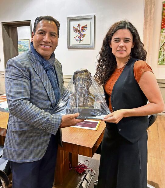 El 6 de diciembre, el líder morenista en el Enado se reunió con la titular de Gobernación, Luisa María Alcalde. Foto: Especial