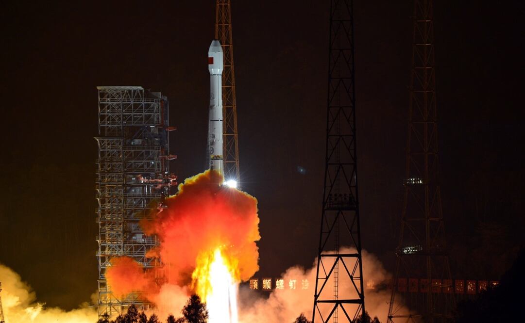 Lanzamiento del cohete The Long March-3B, que lleva el Gaofen-4, el satélite chino. Foto: EFE