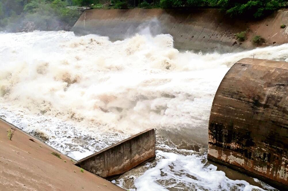 Autoridades indican que el desfogue de la presa hacia el río Tehuantepec es de 120 metros cúbicos por segundo, lo que equivale a 120 mil litros por segundo. (FOTOS: ESPECIAL)