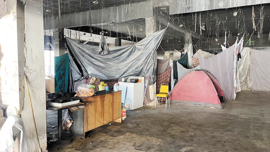 Migrantes adaptan espacios abandonados y los convierten en hospedajes intermitentes en lo que pisan tierra estadounidense. Foto: Paola Gamboa EL UNIVERSAL