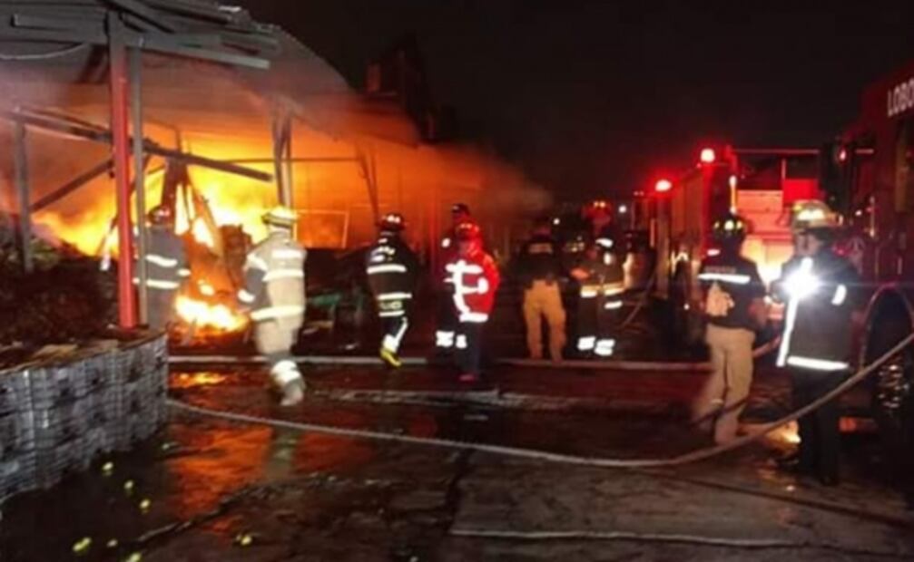 Incendio consume locales de la Central de Abasto en Ixtapaluca