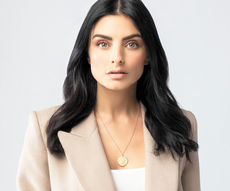 Aislinn interpreta a una asistente virtual en la historia. Aislinn Derbez