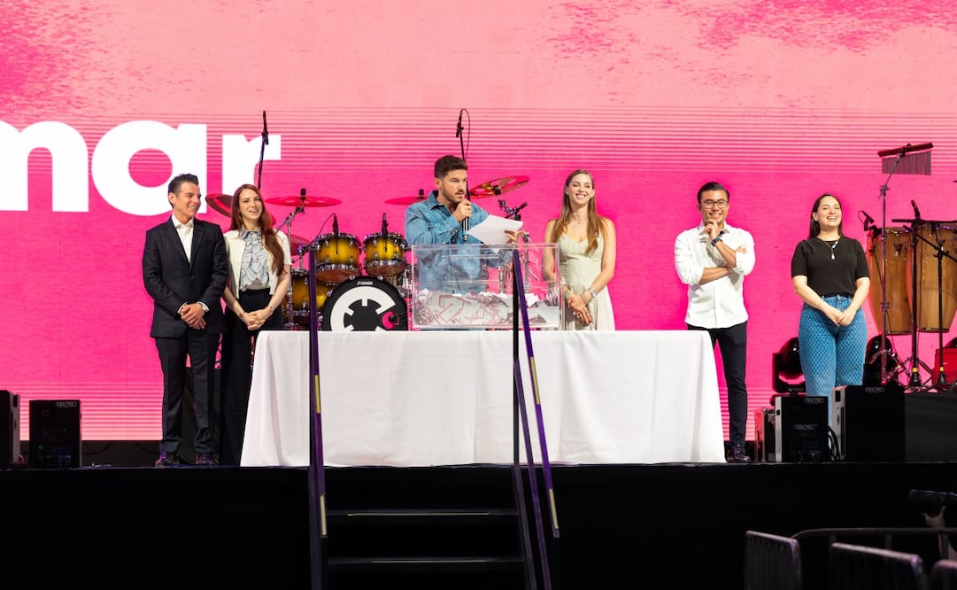 El gobernador Samuel García, Mariana Rodríguez y funcionarios estatales encabezaron el evento “Amar a Mamá” en Cintermex. Foto: Especial.
