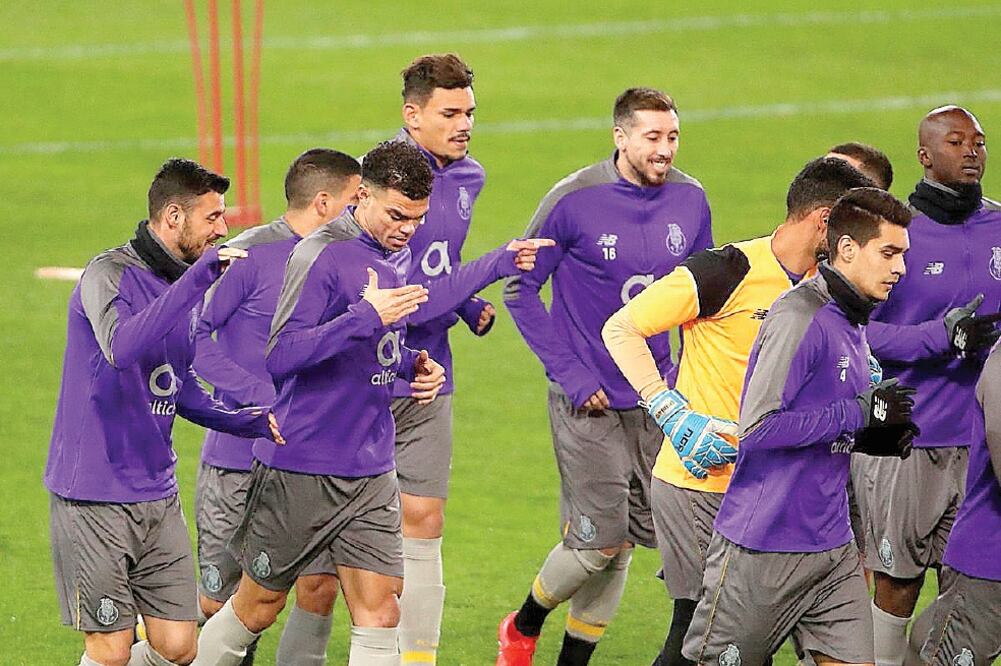 Héctor Herrera (der.) es una de las piezas clave del conjunto lusitano. (TWITTER)