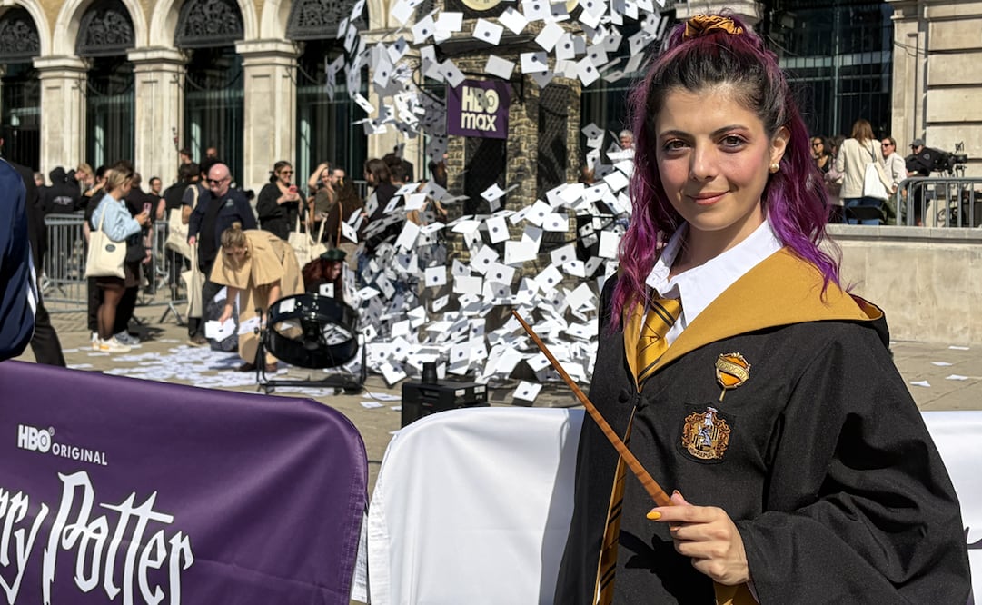 Como cada 1 de septiembre, miles de seguidores de la saga fantástica de "Harry Potter" se reúnen en Londres para celebrar el inicio de curso y la salida del tren desde la capital británica hacia la escuela ficticia de magia y hechicería de Hogwarts desde el mítico andén 9 y 3/4. EFE/Guillermo Garrido.