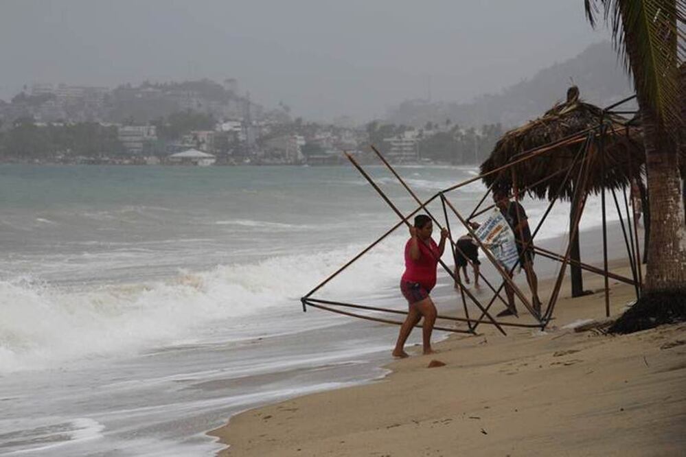 Prevén formación de ciclón tropical en costas de Guerrero en los próximos 7 días. Foto EFE