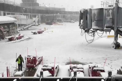 Cancelan cientos de vuelos por primera gran tormenta invernal en EU