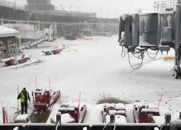 Cancelan cientos de vuelos por primera gran tormenta invernal en EU